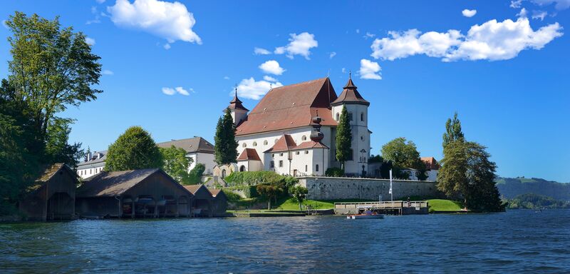 Ein Bild der Pfarrkirche Traunkirchen, im Vordergrund sieht man den Traunsee