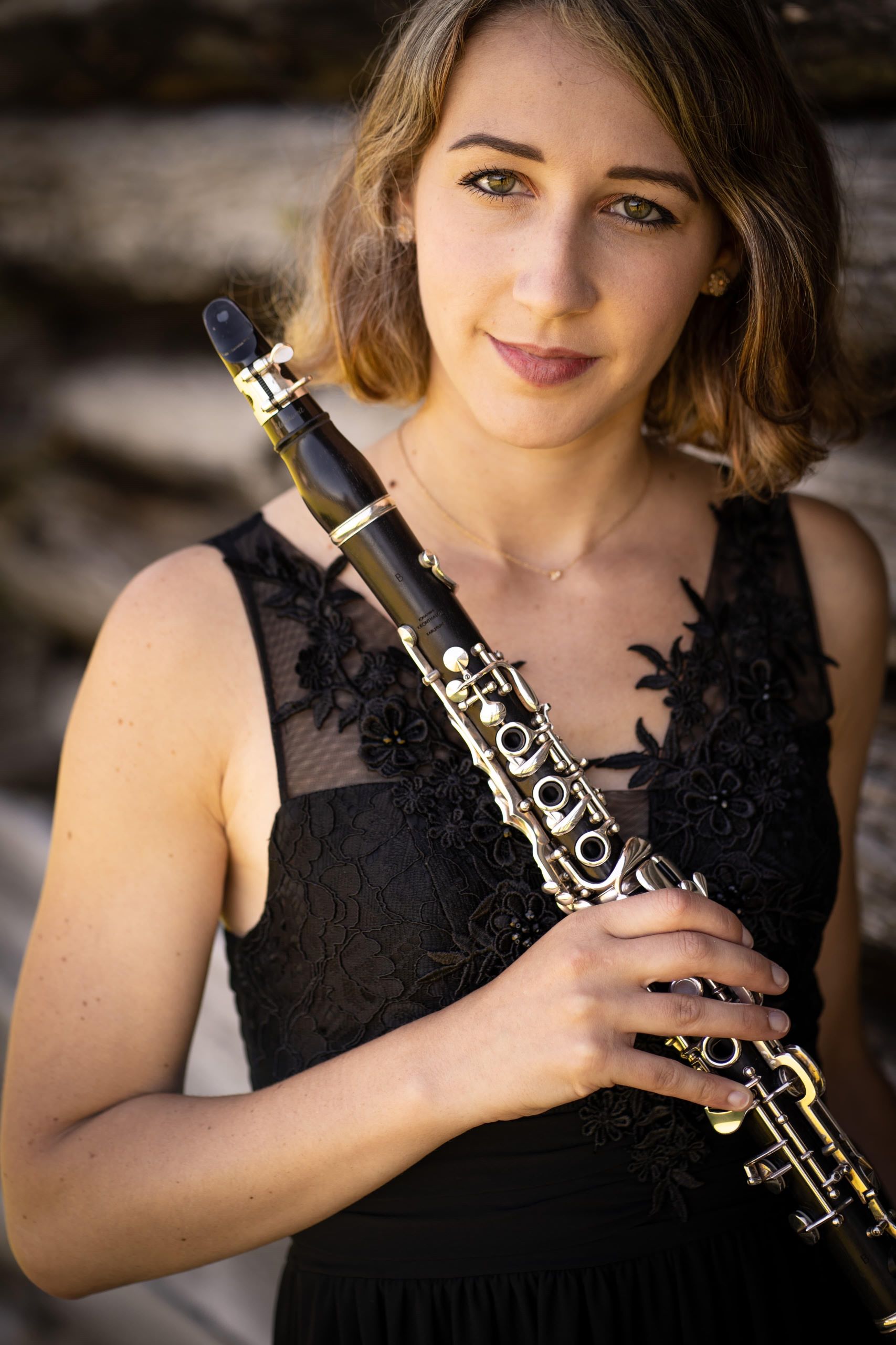 Zu sehen ist die Musikerin Andrea Götsch mit einer Klarinette in der Hand